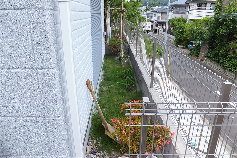 神奈川県三浦郡 Y邸 ガレージ上に鉄骨下地の車庫上デッキ。何もなかった空間が寛ぎのアウトドア空間へ。