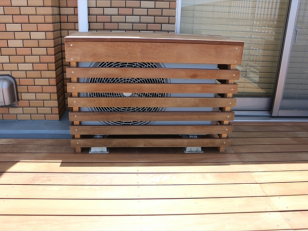 神奈川県川崎市宮前区 N邸 広いルーフにシンプルなステージデッキ。7.5畳のウッドデッキは使いやすさ抜群！