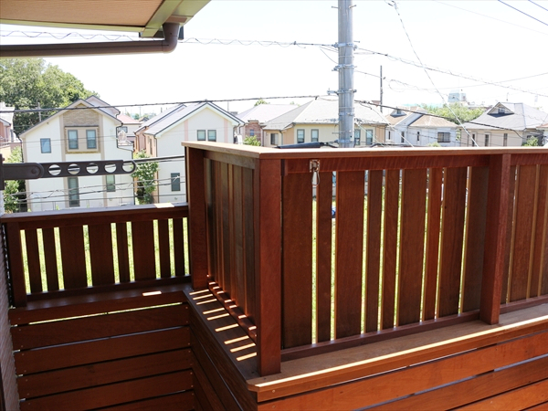 東京都練馬区 M邸 ２Fバルコニーをカフェ風テラスに！横と縦の組み合わせフェンスは見た目にも楽しい空間
