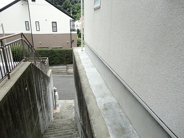 神奈川県川崎市 K邸 敷地の有効利用。新たな動線と安全なプライベートスペースを生み出す鉄骨下地・はね出しデッキ