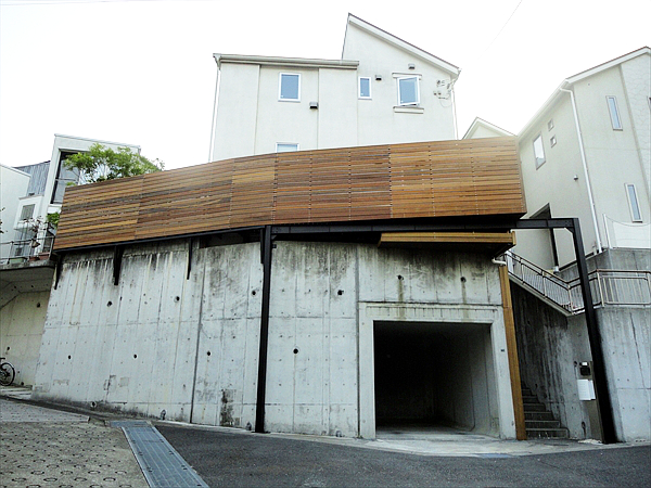 神奈川県川崎市 K邸 敷地の有効利用。新たな動線と安全なプライベートスペースを生み出す鉄骨下地・はね出しデッキ