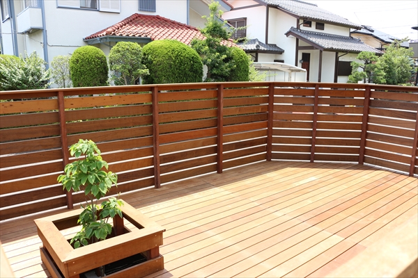 神奈川県川崎市麻生区 B邸 お庭の傾斜はウッドデッキで解消。ウッドデッキで囲まれた快適テラスの完成
