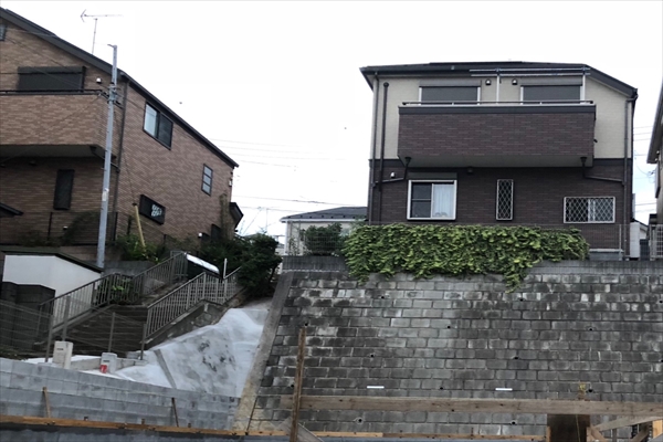 神奈川県横浜市 S邸 擁壁に面した高さ約6mの亜鉛塗装の鉄骨下地に、15畳の広々デッキ