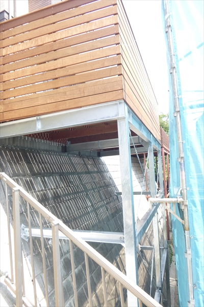 神奈川県横浜市 S邸 擁壁に面した高さ約6mの亜鉛塗装の鉄骨下地に、15畳の広々デッキ