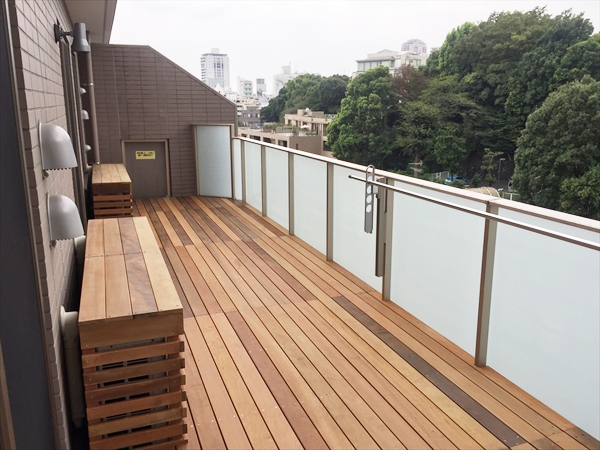 東京都港区 F邸 まさにアーバンリゾート。高層マンションとビル群に囲まれたオアシスウッドデッキの完成
