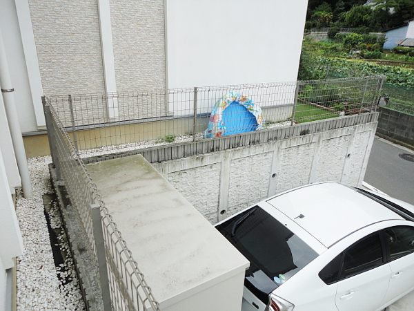 神奈川県川崎市 Y邸 お子様の遊び場となる駐車場上ウッドデッキ。下地は実績安心感のある鉄骨下地で。