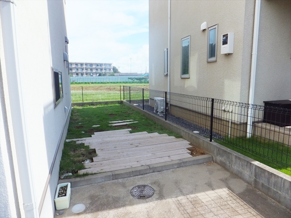 千葉県千葉市 S邸 リフォームに伴い持て余していたお庭も大改造。ハイフェンスで囲んだウッドテラスは仲間を呼んで週末だけのプライベートキャンプ
