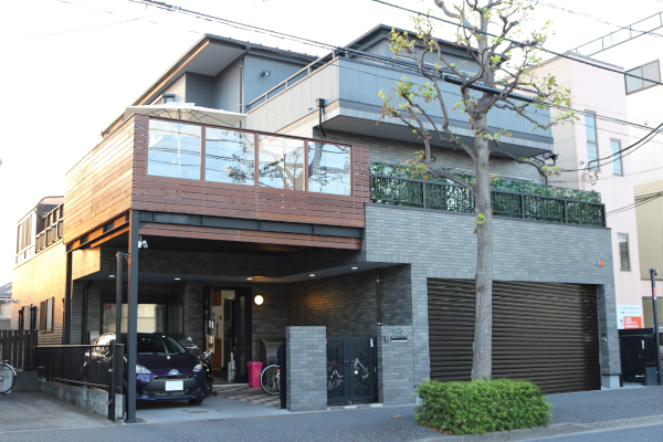 東京都江戸川区 S 邸 重厚感のある3階建ての住まいに人が集まる癒しの空間を
