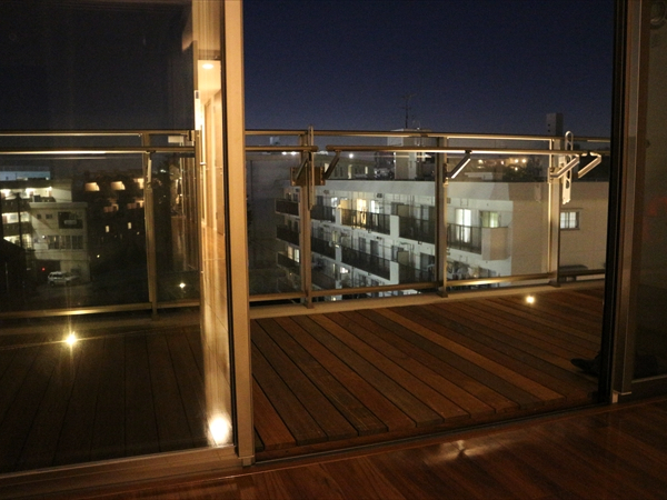 神奈川県横浜市青葉区 新築マンションはウッドデッキがやっぱり似合う。ガーデンハーツがご提案する『くつろぎのベランダ』