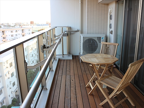 神奈川県横浜市青葉区 新築マンションはウッドデッキがやっぱり似合う。ガーデンハーツがご提案する『くつろぎのベランダ』