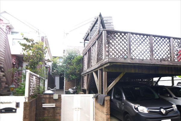 東京都町田市 S邸 8年で腐食してしまった駐車場上スカイデッキ。とても危ない状態だった防腐剤注入木材からしっかりしたハードウッドで造り替え