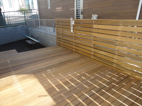 神奈川県川崎市 M邸 リビング2か所の窓からアクセス可能な木製車庫上ウッドデッキ