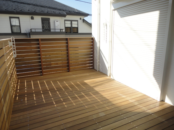 神奈川県川崎市 M邸 リビング2か所の窓からアクセス可能な木製車庫上ウッドデッキ