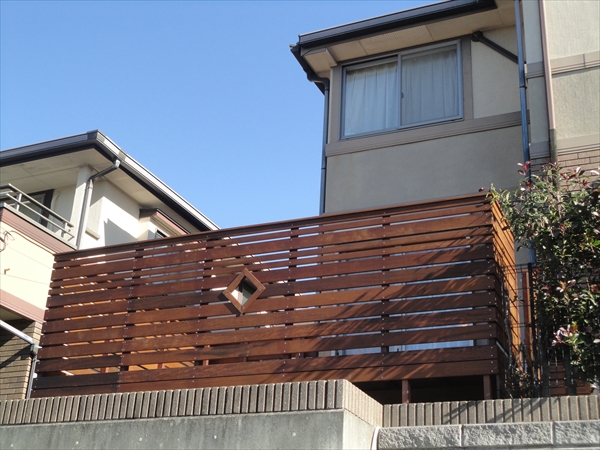 神奈川県横浜市青葉区 H邸 ウッドデッキの造り替え。愛犬のための小窓がアクセントの家族みんなのウッドデッキ