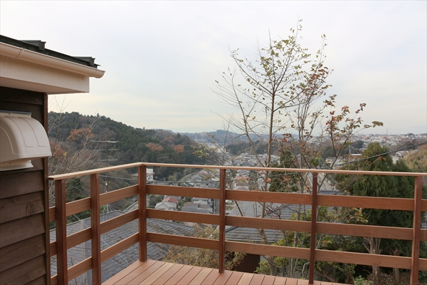 神奈川県逗子市 F邸 緑豊かな自然に映る木製ハードウッドデッキ