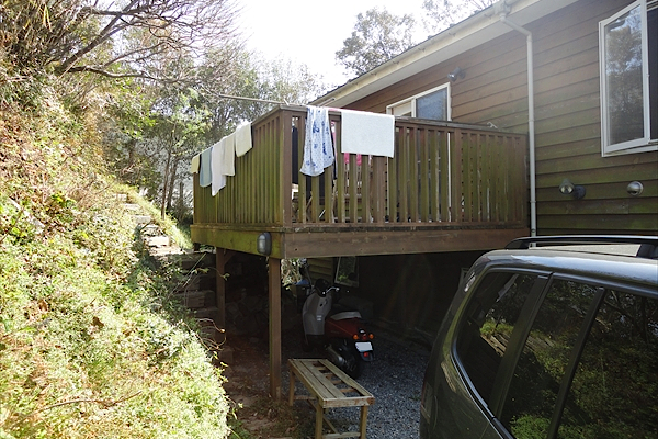 神奈川県逗子市 F邸 緑豊かな自然に映る木製ハードウッドデッキ
