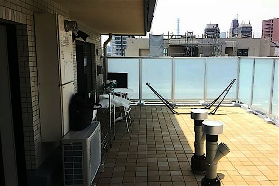 東京都品川区 T邸　炎天下時のタイルの照り返しを防ぐ、ウッドデッキリビング