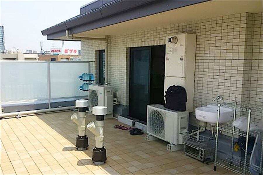 東京都品川区 T邸　炎天下時のタイルの照り返しを防ぐ、ウッドデッキリビング