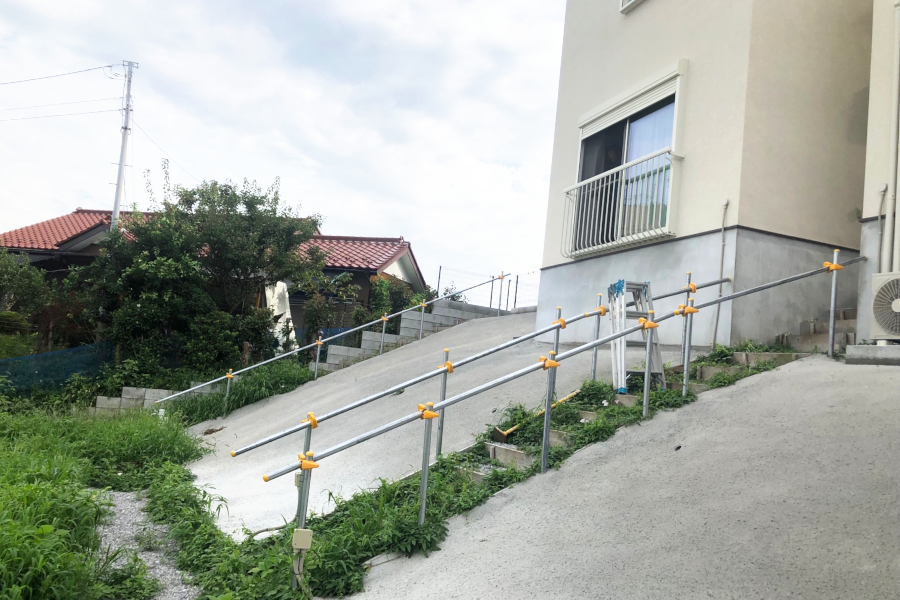 神奈川県横浜市港南区 T邸 傾斜地のウッドデッキ。パーゴラ＆オーニング、ベンチ、埋め込み照明で今まで使えていなかった空間を極上空間に。