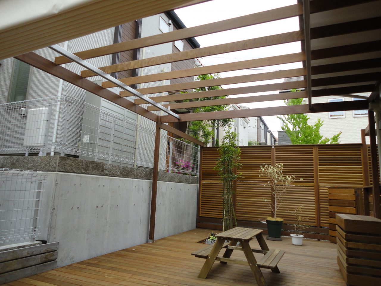 神奈川県横浜市青葉区 O邸 お庭とファサードのリニューアル。目隠しフェンスで通りの視線を和らげ、軒先まで伸ばしたパーゴラ＆オーニングで雨の日も快適なお庭に
