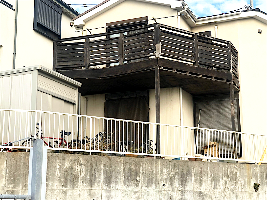 神奈川県中郡二宮　K邸　腐食し今にも崩れ落ちそうな海辺近くの二階ベランダデッキを、景色も風も心地よく通す横浅フェンスのスカイデッキに作り替え。