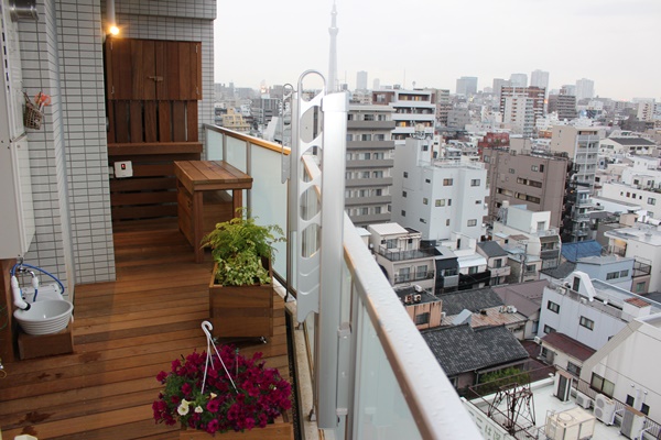 東京都墨田区 S邸 スカイツリーが見える都心のマンションバルコニーで食事を楽しむ