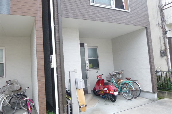 神奈川県川崎市幸区 T邸 車庫上の何もない空間に家族の集うスペース 柱の位置を下げはね出した広々車庫上ウッドデッキ