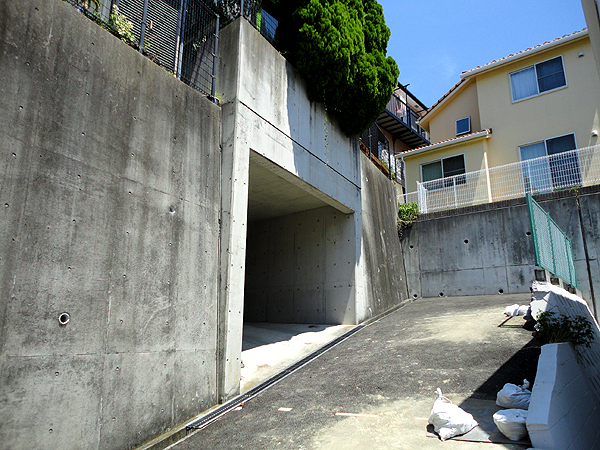 神奈川県横浜市栄区 A邸 高さ5mを超える鉄骨スカイデッキ。自宅から5分かかったガレージがスカイデッキからの階段で10秒に！