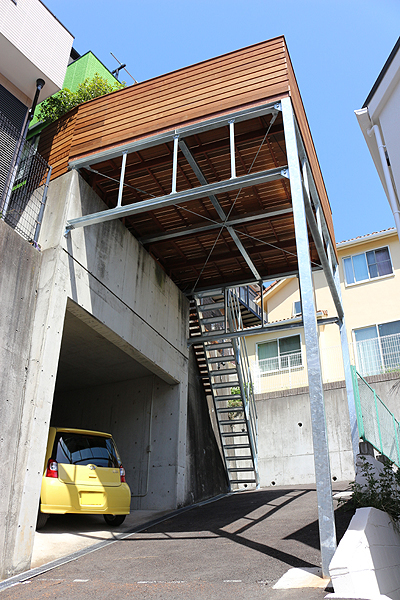 神奈川県横浜市栄区 A邸 高さ5mを超える鉄骨スカイデッキ。自宅から5分かかったガレージがスカイデッキからの階段で10秒に！