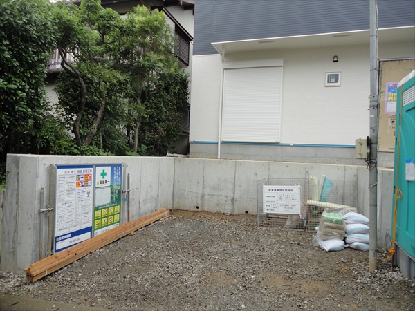 神奈川県横浜市青葉区 H邸 高低差のある南側駐車場は車2台分スペースの車庫上ウッドデッキ、北側はほっと一息 癒しの傾斜地ウッドデッキ