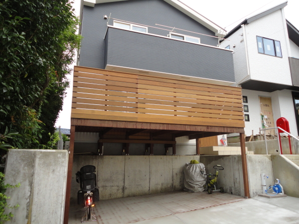 神奈川県横浜市青葉区 H邸 高低差のある南側駐車場は車2台分スペースの車庫上ウッドデッキ、北側はほっと一息 癒しの傾斜地ウッドデッキ