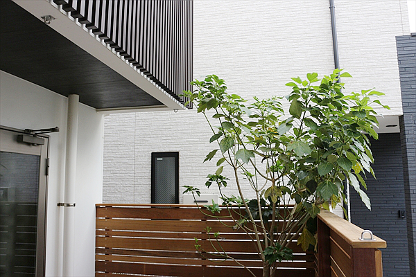 神奈川県藤沢市 Ｓ邸 人工木デッキを撤去し 無垢材ハードウッドでウッドテラス空間にリニューアル