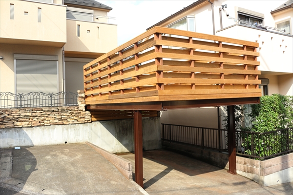 神奈川県横浜市港南区 E邸 風情感じる大和貼りフェンスの車庫上デッキ 鉄骨下地は再利用しコストダウン