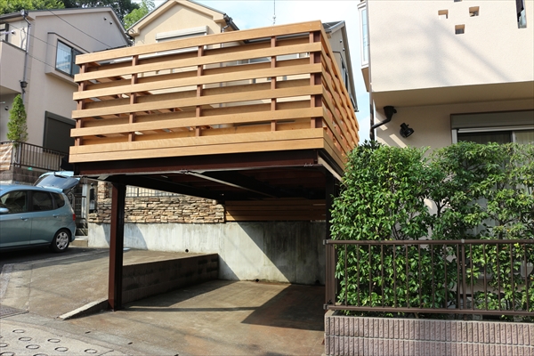 神奈川県横浜市港南区 E邸 風情感じる大和貼りフェンスの車庫上デッキ 鉄骨下地は再利用しコストダウン