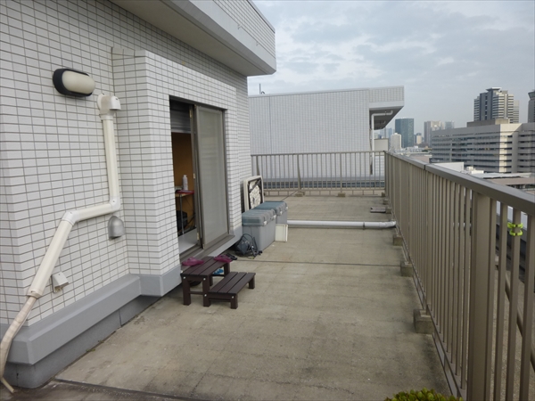 東京都品川区 O邸 こだわりは、バルコニーでBBQライフ！造作収納や照明、タープで昼夜問わず人が集う場所に