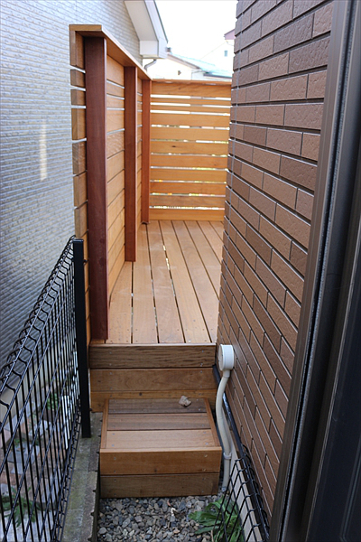 神奈川県横浜市港南区 S邸 変形した車庫形状を利用した車庫上デッキ。ブラインド効果で夜もお部屋のカーテンを開けて過ごしていただけます