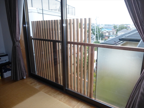 神奈川県横浜市旭区 S邸 強化ガラスと横貼りフェンスを組み合わせ、光を採り込む緑豊かなウッドデッキ