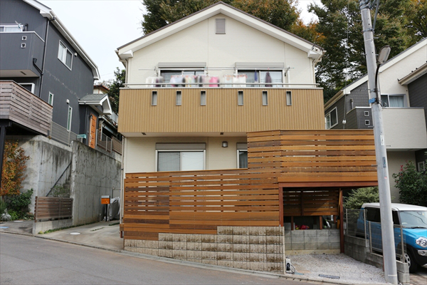 東京都町田市M邸 道路から丸見えのリビング。既存のブロック塀に溶け込ませたデザインフェンスで カーテンを開けて過ごせるお部屋に。
