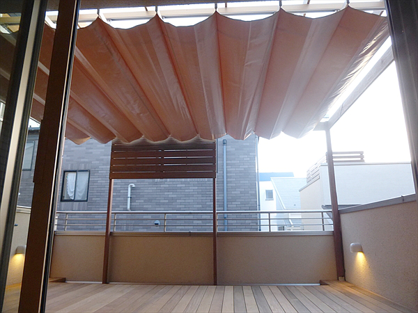 東京都品川区 F邸 ２Fバルコニーに特注のスライドオーニング。オーニングの開閉で雰囲気をガラリと変える我が家のアウトドアリビング！