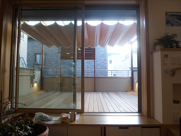 東京都品川区 F邸 ２Fバルコニーに特注のスライドオーニング。オーニングの開閉で雰囲気をガラリと変える我が家のアウトドアリビング！
