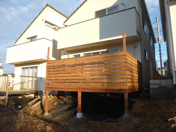 神奈川県横浜市都筑区 S邸 傾斜地の庭へ前から造りたかったウッドデッキ。タープ用の柱を立て夏場の日差し対策も万全！