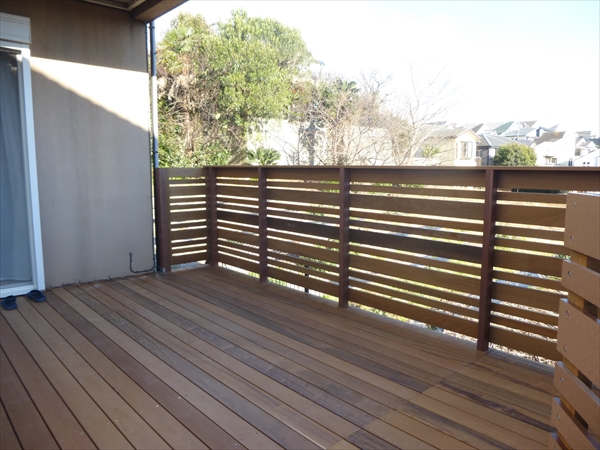 神奈川県横浜市緑区 K邸 腐蝕してもろくなったウッドデッキを造り替え。樹脂木フェンスに天然木デッキの新空間♪