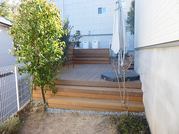 神奈川県川崎市麻生区 Y邸 人工木との対比があらわれているお庭。現場合わせのカスタムメイドならではのウッドデッキ
