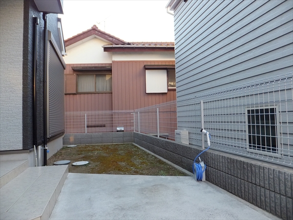 神奈川県藤沢市 K邸 変形型の土庭に あえて変形を活かしたデザインウッドデッキ