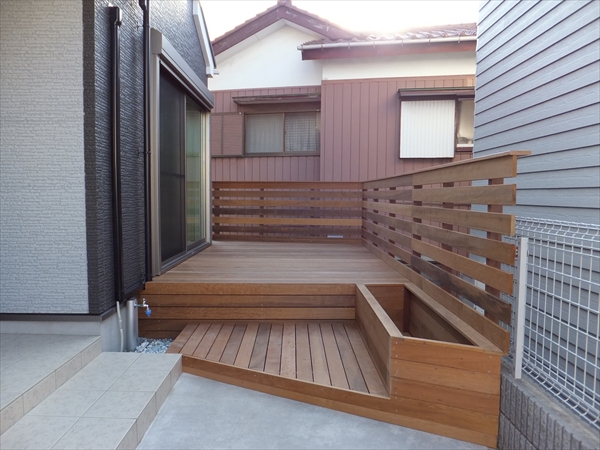 神奈川県藤沢市 K邸 変形型の土庭に あえて変形を活かしたデザインウッドデッキ