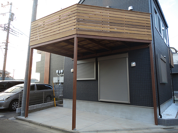 東京都稲城市 T邸 シンプルな車庫上ウッドデッキ。駐車スペースの上『空中空間』に快適なアウトドアリビングを！