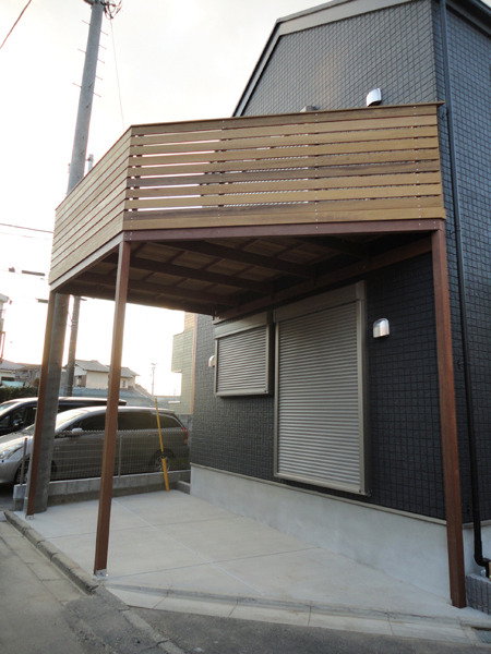 東京都稲城市 T邸 シンプルな車庫上ウッドデッキ。駐車スペースの上『空中空間』に快適なアウトドアリビングを！