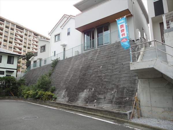 神奈川県横浜市南区 Ｋ邸 高さ5.4ｍのスカイデッキ。狭く通り抜ける事も困難なお庭スペースをリビングよりフラットにつながるオープンエアリビングへ