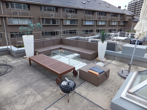 東京都渋谷区 N邸 コーポラティブハウス屋上 人工芝とウッドデッキのコントラストが美しいワンランク上の大人空間