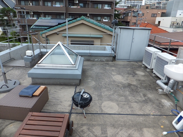 東京都渋谷区 N邸 コーポラティブハウス屋上 人工芝とウッドデッキのコントラストが美しいワンランク上の大人空間